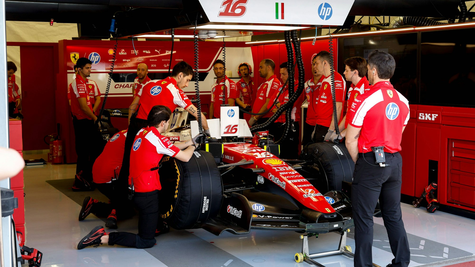 Die Ferrari-Crew bei der Arbeit.