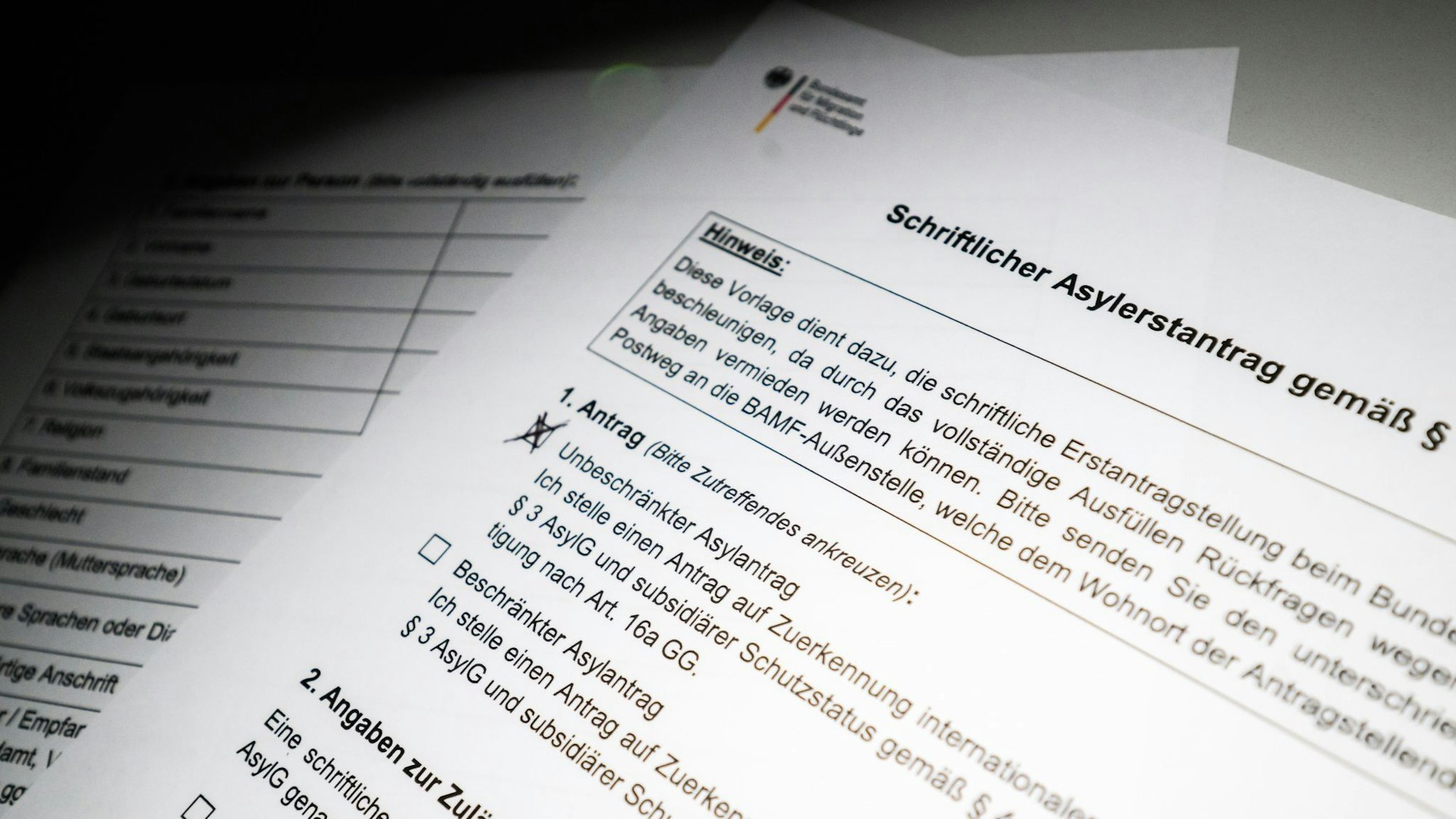 Die Zahl der in Deutschland gestellten Asylanträge ging 2025 deutlich zurück. (Illustration)