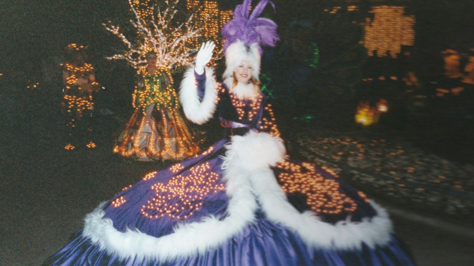 Eine Künstlerin in einem der aufwendigen Kostüme zur Lichterparade im Phantasialand.