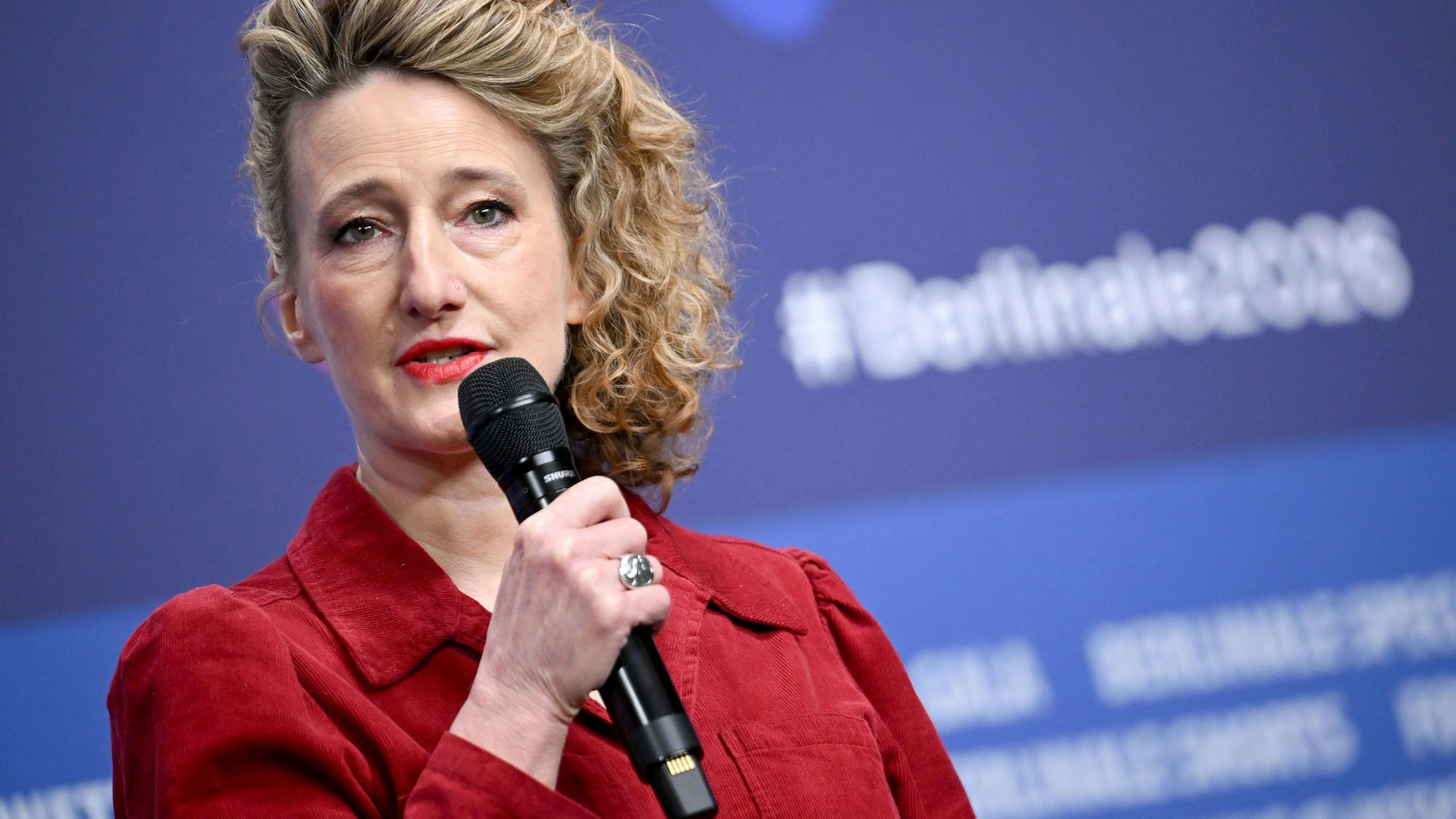Die Direktorin der Berlinale, Tricia Tuttle, spricht bei der Preisverleihung der unabhängigen Jurys im Rahmen der Berlinale.
