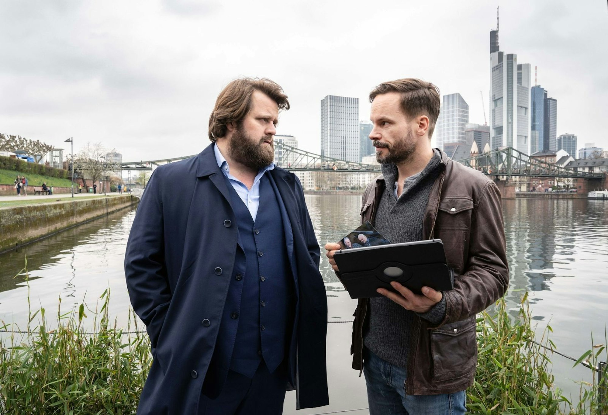 Seit 2014 ermitteln sie in „Ein Fall für Zwei“ gemeinsam in Frankfurt: Benni Hornberg (Antoine Monot, links) und Leo Oswald (Wanja Mues). (Bild: ZDF/Bettina Mueller)