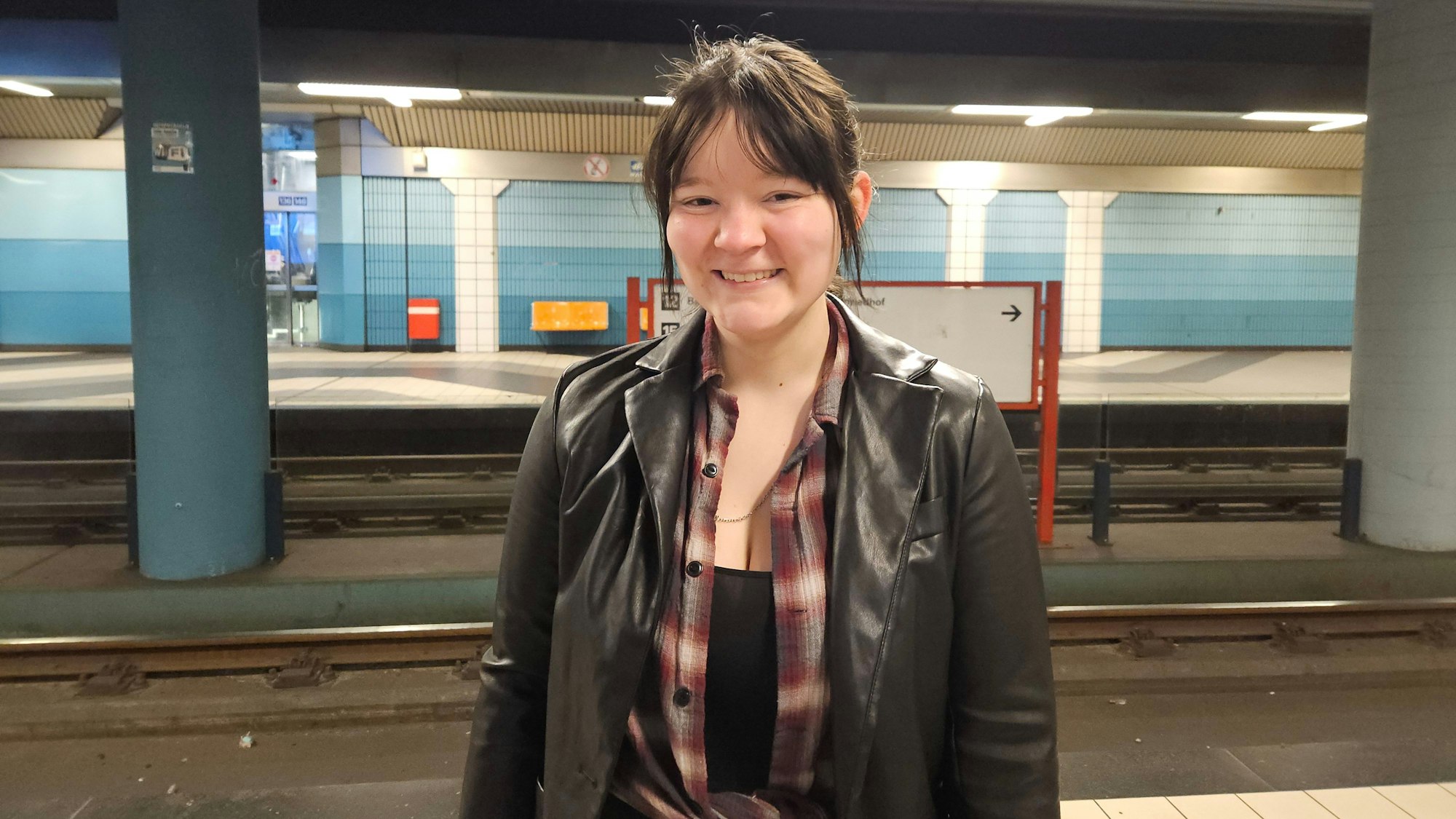 Celine Otten an der KVB-Station Rudolfplatz.