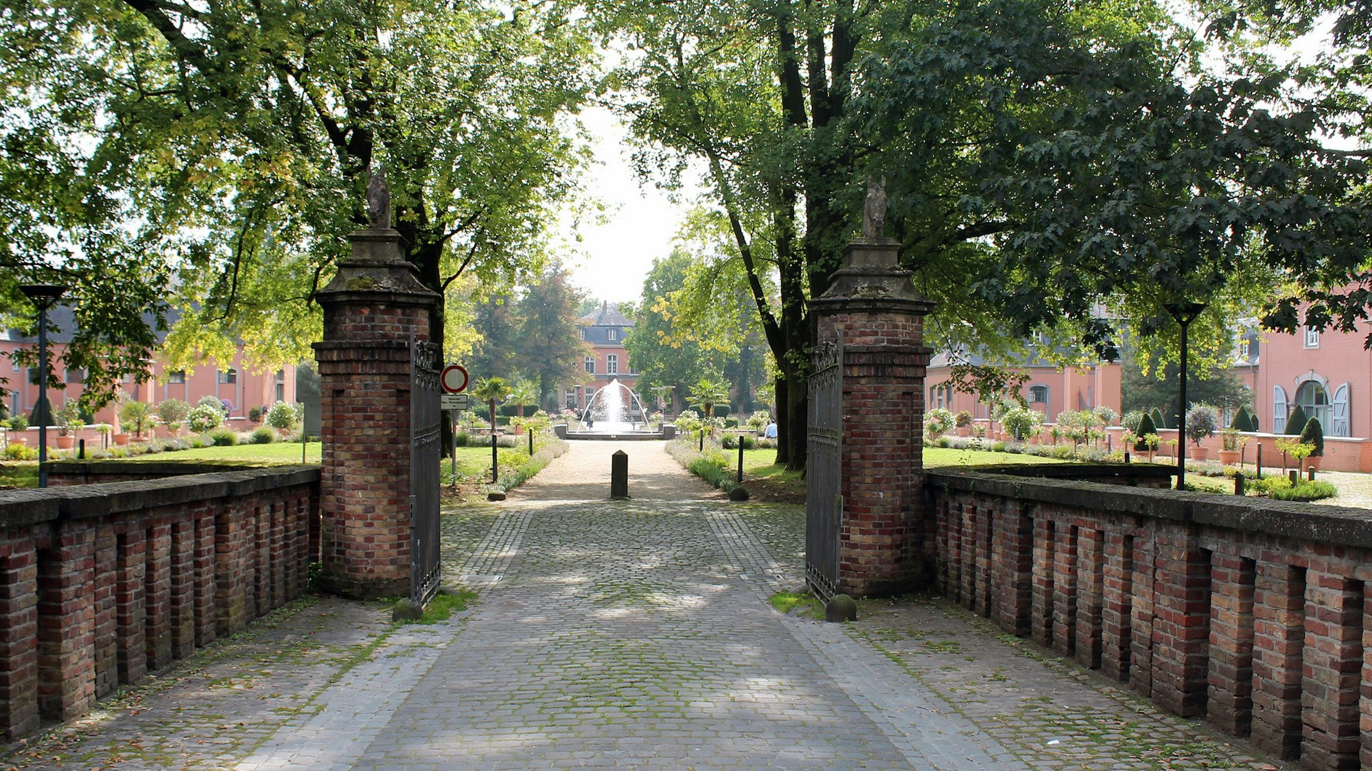 Die Brücke mit den Pferdeköpfen auf dem Weg in den Wickrather Schlosspark. (Archivbild)