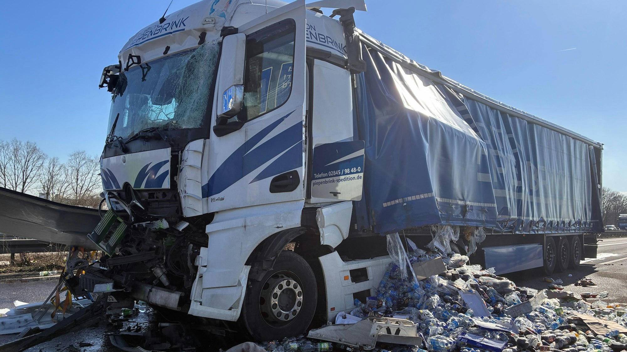 Kurz vor dem Autobahntunnel Lövenich kam es in Fahrtrichtung Dortmund zu einem Unfall mit mehreren LKWs.