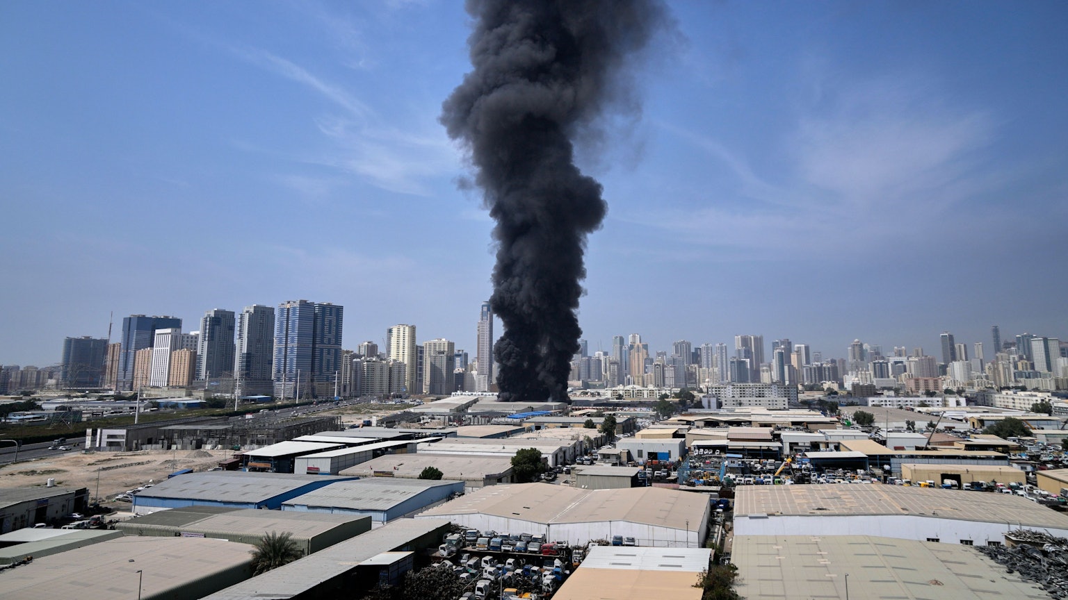 Dubai: Eine schwarze Rauchwolke steigt aus einem Lagerhaus im Industriegebiet von Sharjah City. In der Metropole leben viele Influencer.