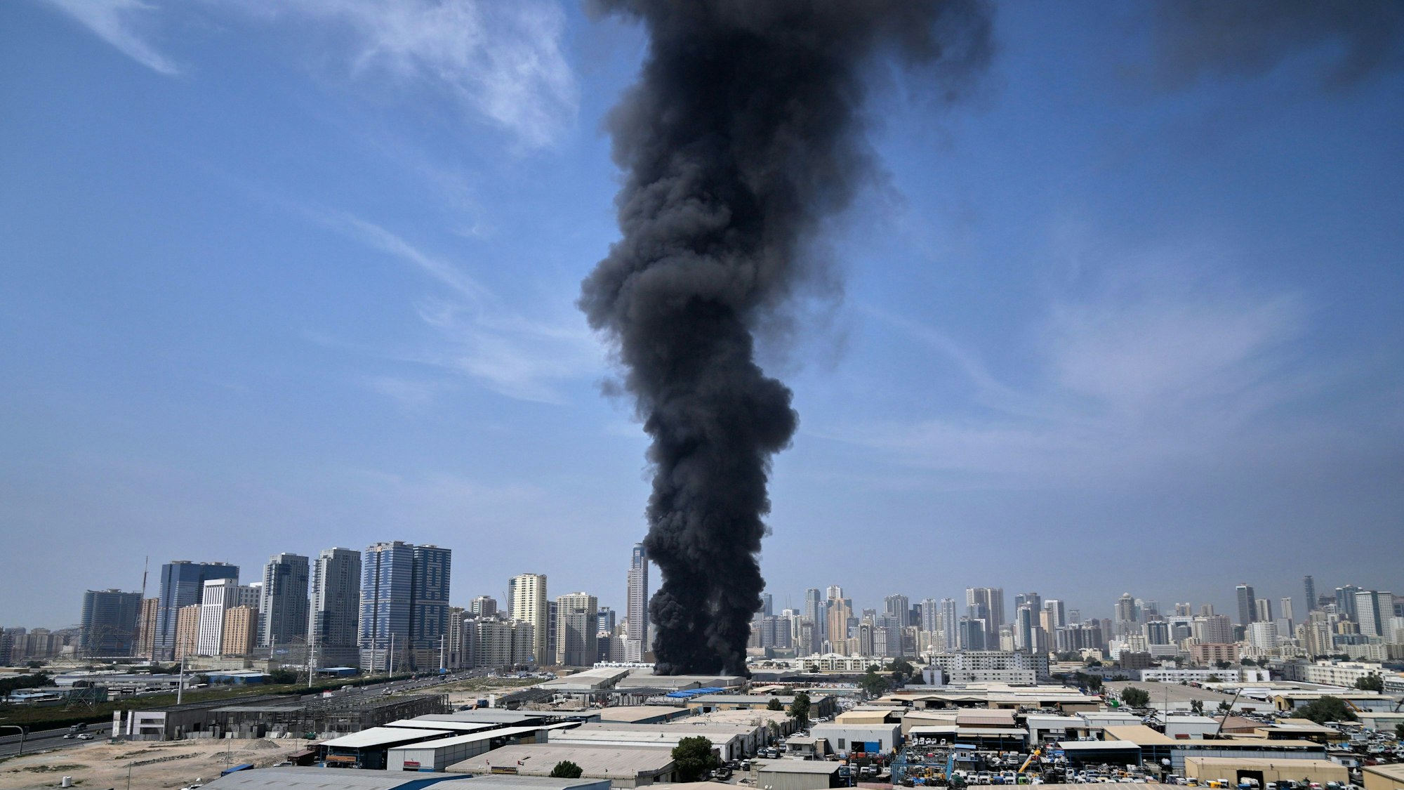 Dubai: Eine schwarze Rauchwolke steigt aus einem Lagerhaus im Industriegebiet von Sharjah City. In der Metropole leben viele Influencer.