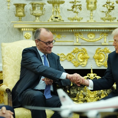 Bundeskanzler Merz (l.) ist von US-Präsident Trump empfangen worden.