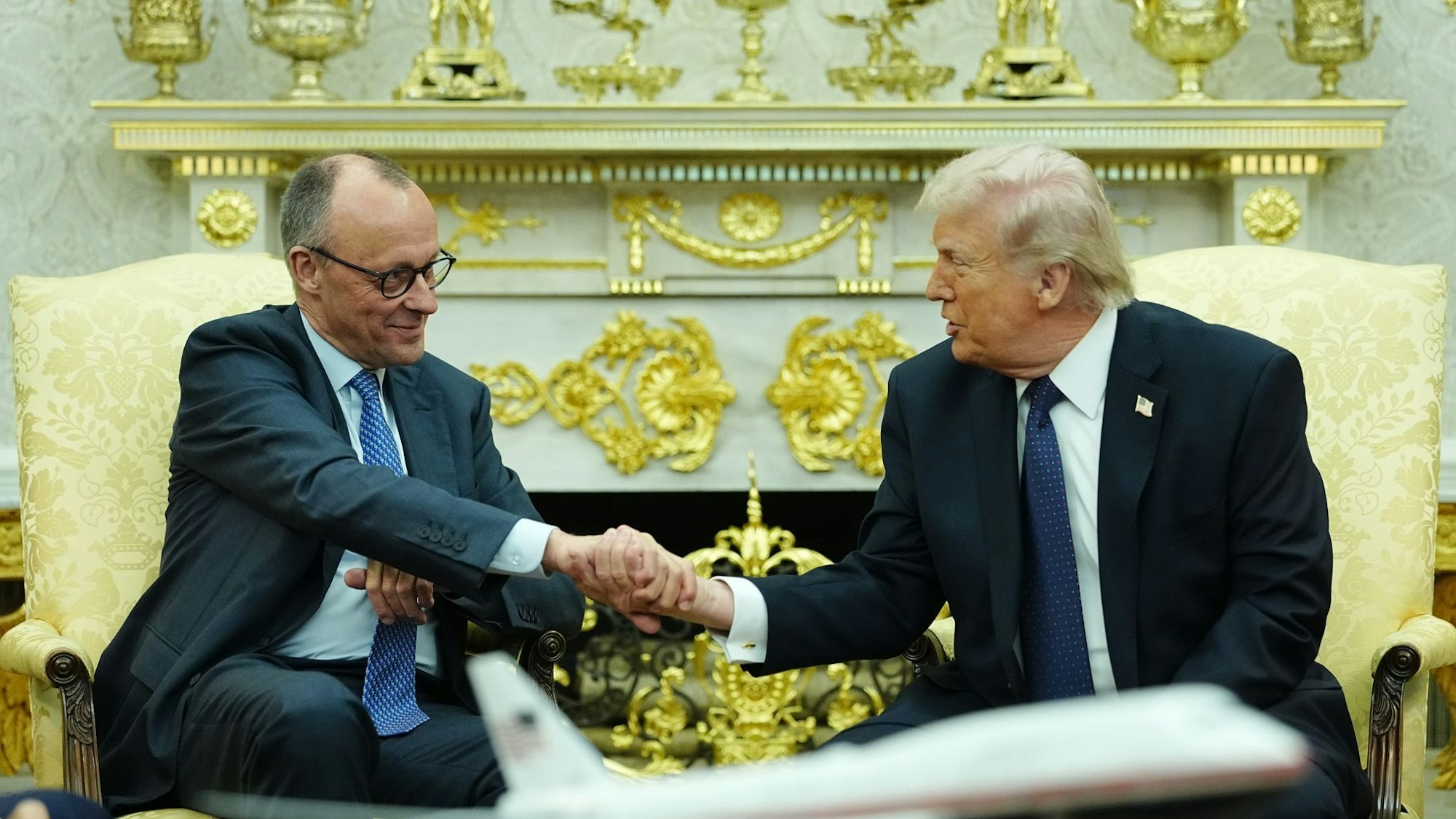 Bundeskanzler Merz (l.) ist von US-Präsident Trump empfangen worden.