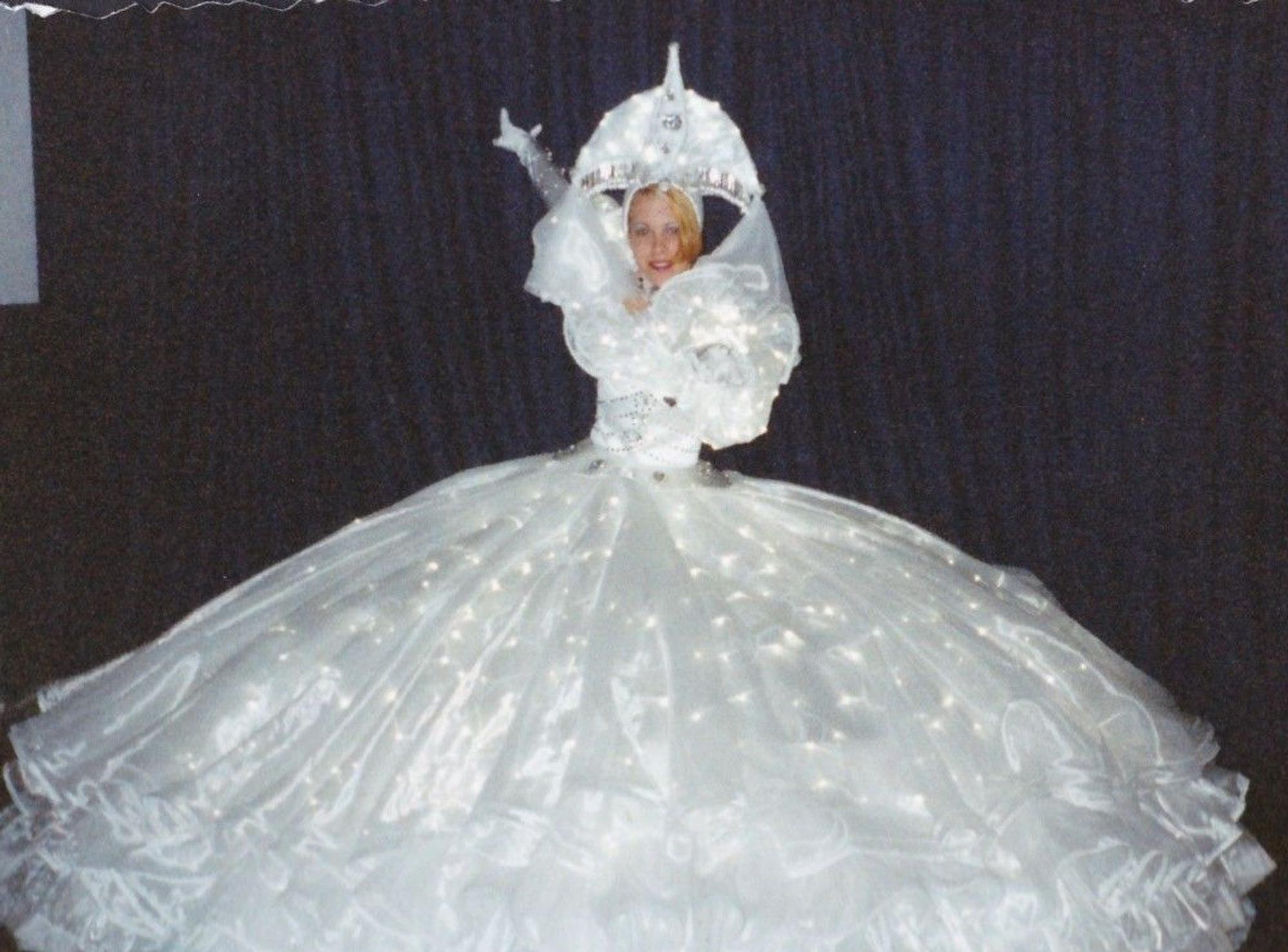 Tochter Britte Fenner-Carrera führt eines der Kostüme für die Lichterparade im Phantasialand vor.