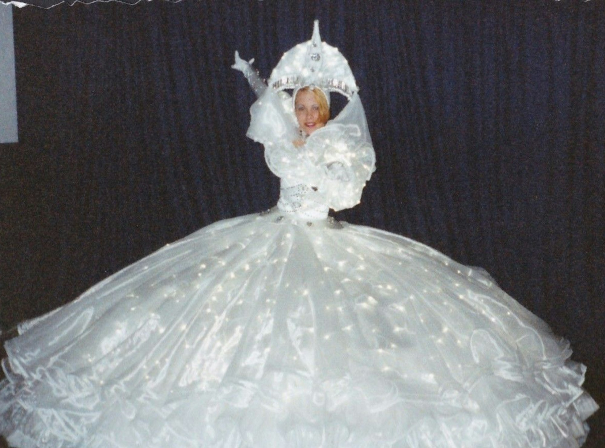 Tochter Britte Fenner-Carrera führt eines der Kostüme für die Lichterparade im Phantasialand vor.