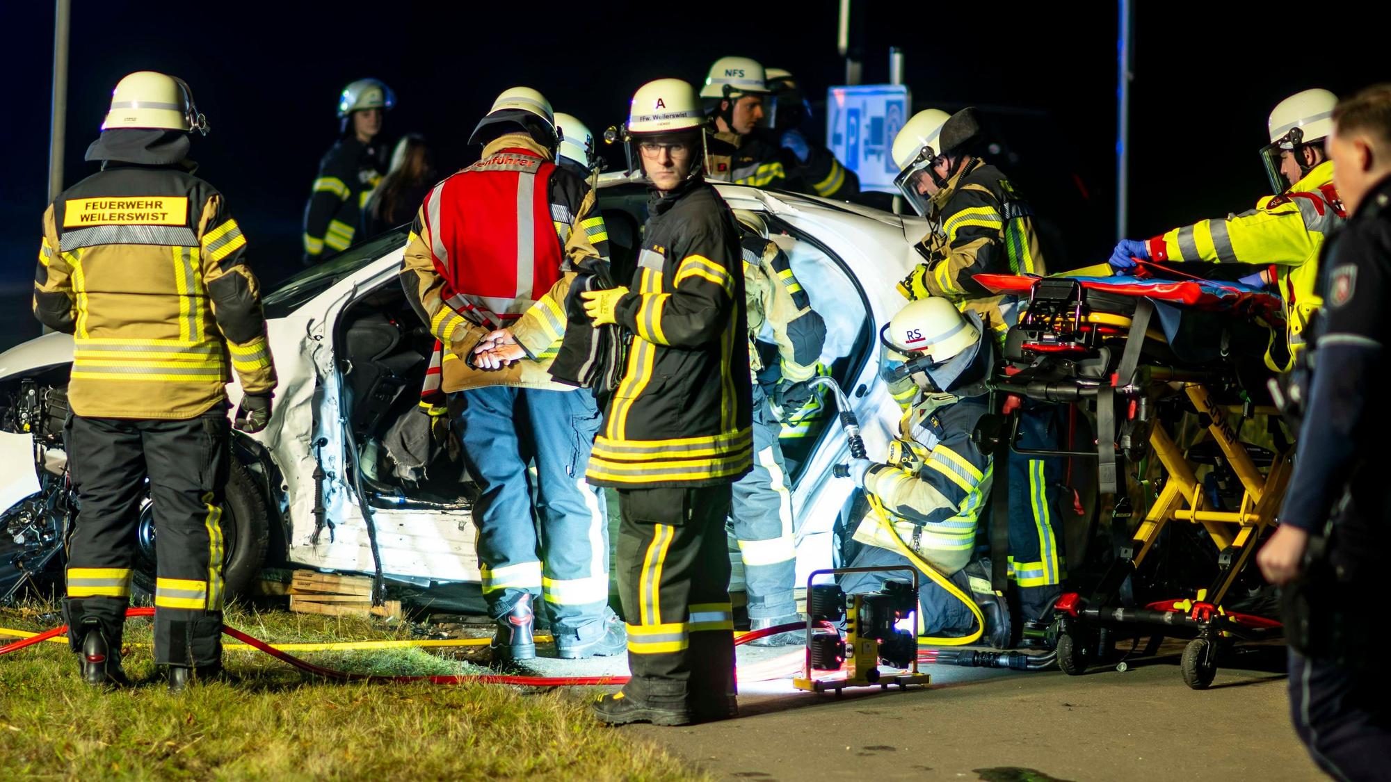 Das Bild zeigt einen Unfall auf der Bonner Straße zwischen Weilerswist und Metternich. Es sind zahlreiche Feuerwehrleute zu sehen.
