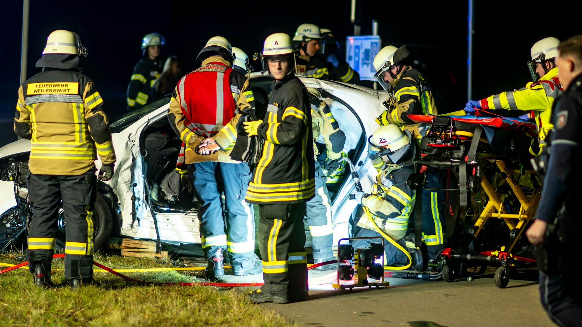 Das Bild zeigt einen Unfall auf der Bonner Straße zwischen Weilerswist und Metternich. Es sind zahlreiche Feuerwehrleute zu sehen.
