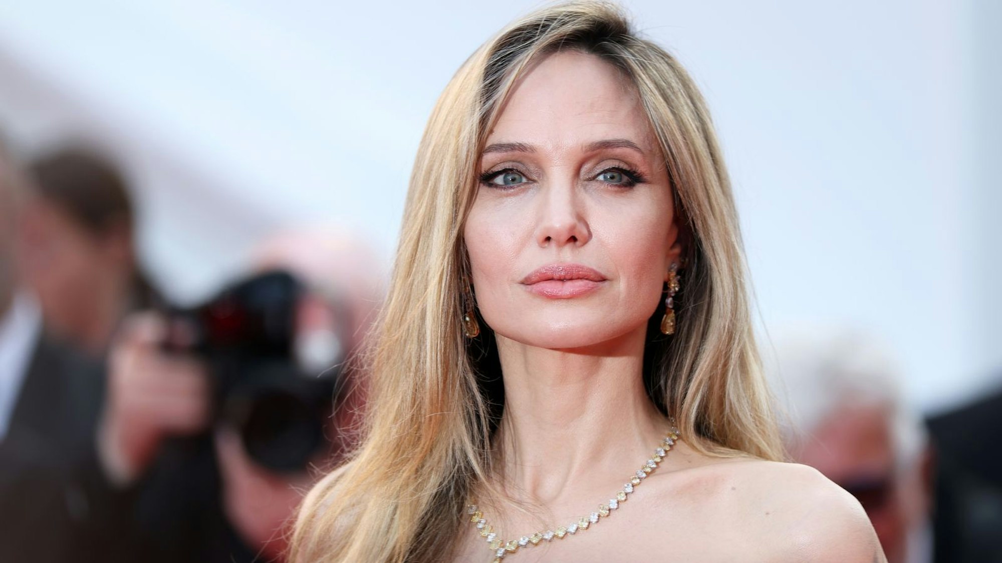 Für viele ist sie eine Königin: Doch Angelina Jolie hat tatsächlich blaues Blut! Nicht nur sie, auch zahlreiche weitere Hollywood-Stars sind entfernte Verwandte des britischen Königs Charles III. oder royaler Abstammung. (Bild: Monica Schipper/Getty Images)