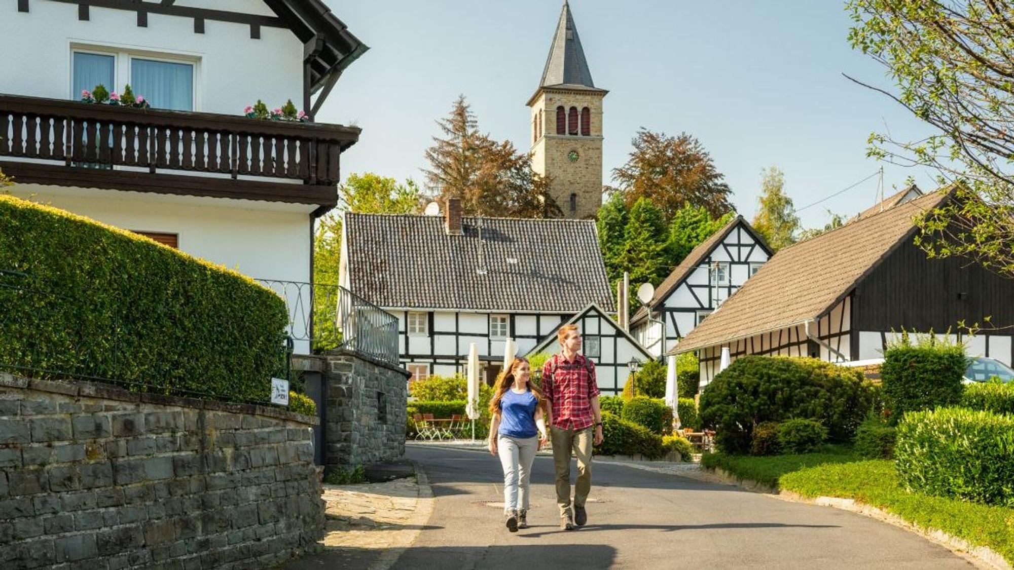 Menschen wandern durchs Bergische.