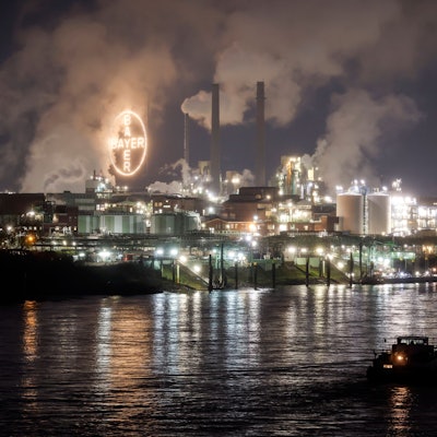 Das Bayer-Kreuz im Chempark Leverkusen bei Nacht.