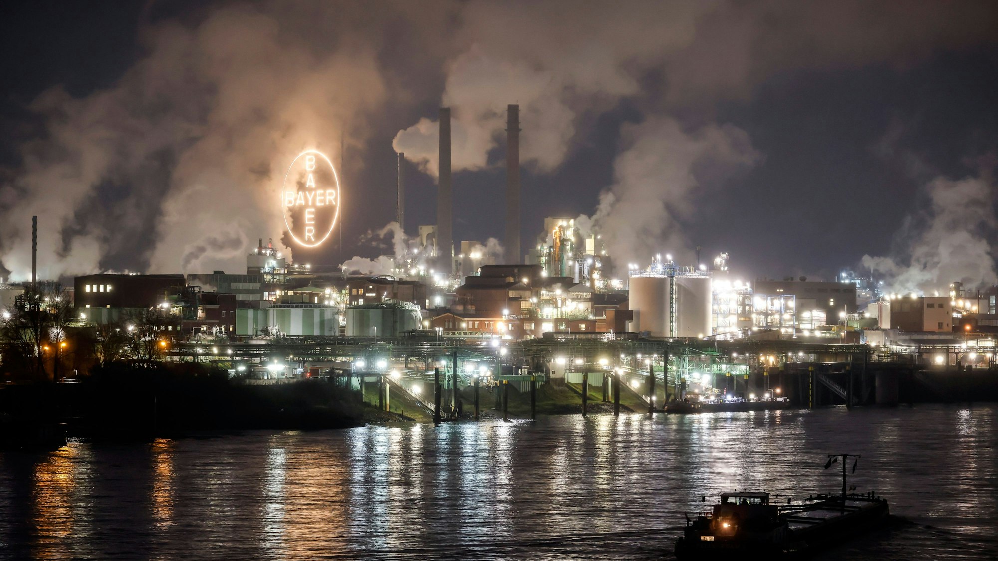 Das Bayer-Kreuz im Chempark Leverkusen bei Nacht.