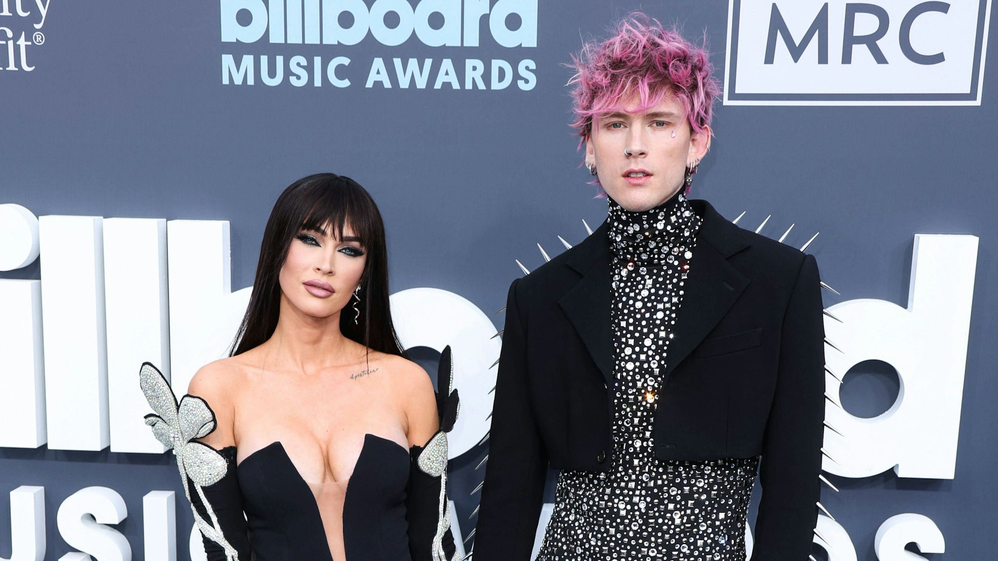 Megan Fox und Machine Gun Kelly posieren.