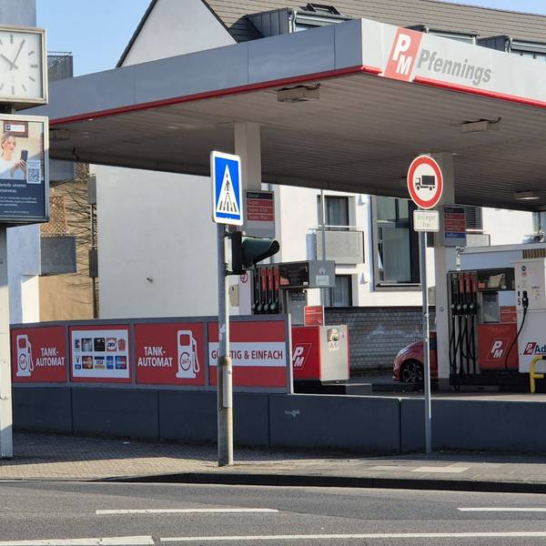 Die Preise an den Tankstellen in NRW, hier eine Tankstelle in Siegburg bei Köln, lagen am Mittwochmorgen bei über 2 Euro den Liter für Super Benzin.