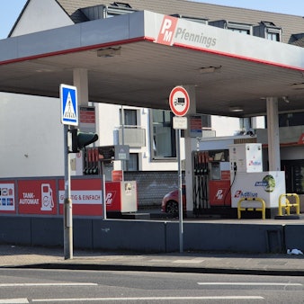 Die Preise an den Tankstellen in NRW, hier eine Tankstelle in Siegburg bei Köln, lagen am Mittwochmorgen bei über 2 Euro den Liter für Super Benzin.