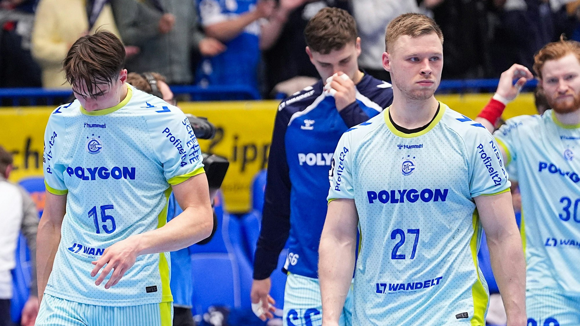 Mit hängenden Köpfen verlassen die Gummersbacher Handballer das Spielfeld.