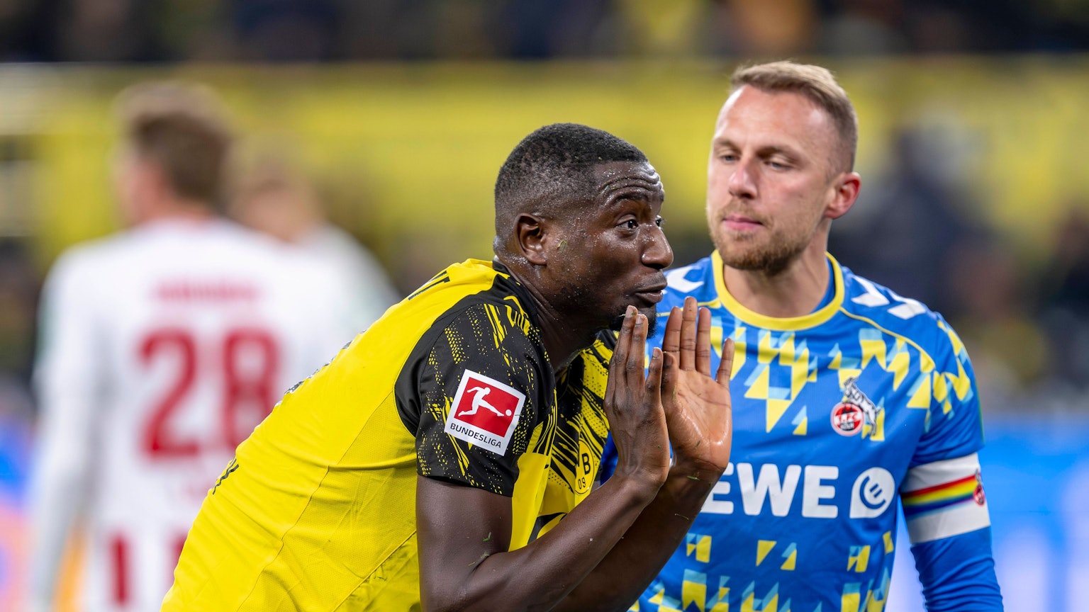 Serhou Guirassy spekuliert. Im Hintergrund steht Marvin Schwäbe.