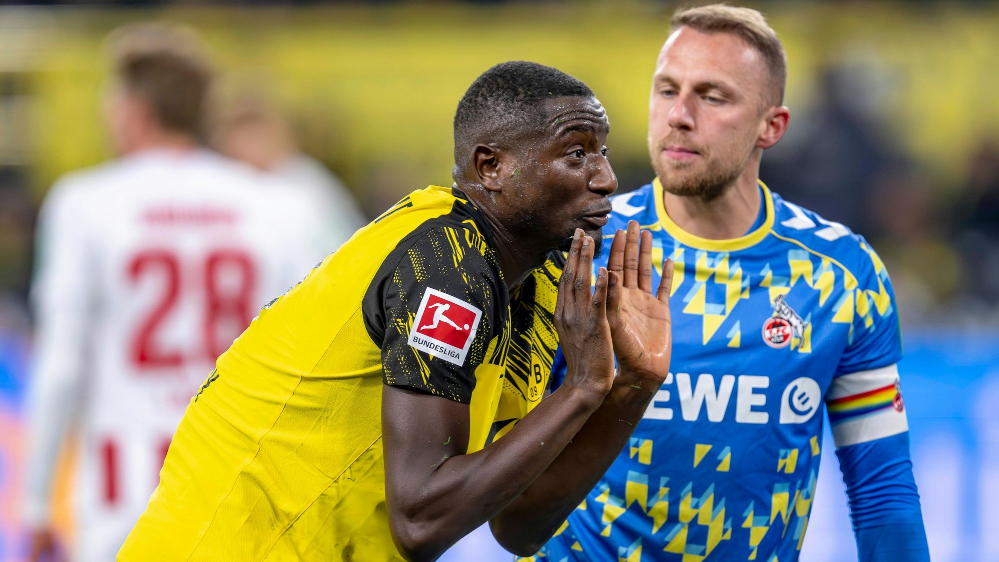 Serhou Guirassy spekuliert. Im Hintergrund steht Marvin Schwäbe.