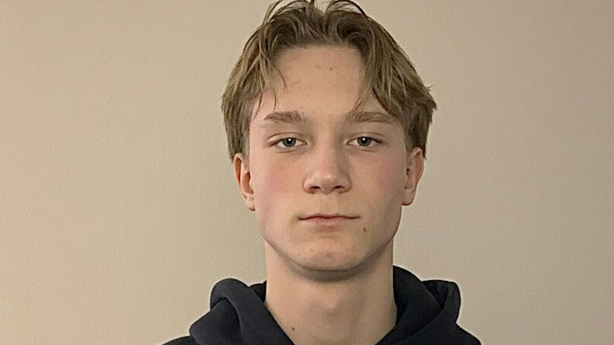 Ein Portrait eines jungen Mannes ist zu sehen.