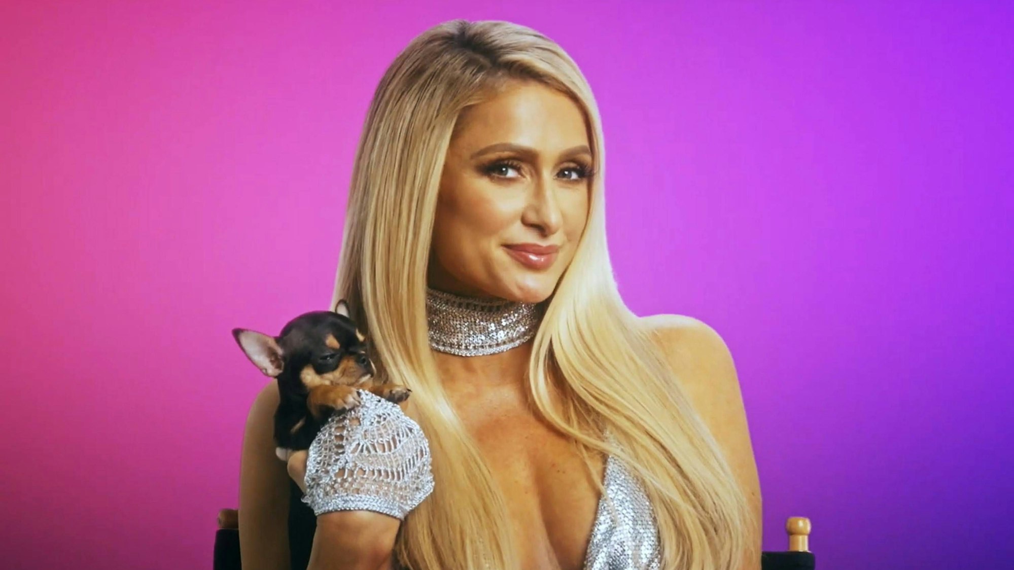Paris Hilton posiert mit Hündchen.