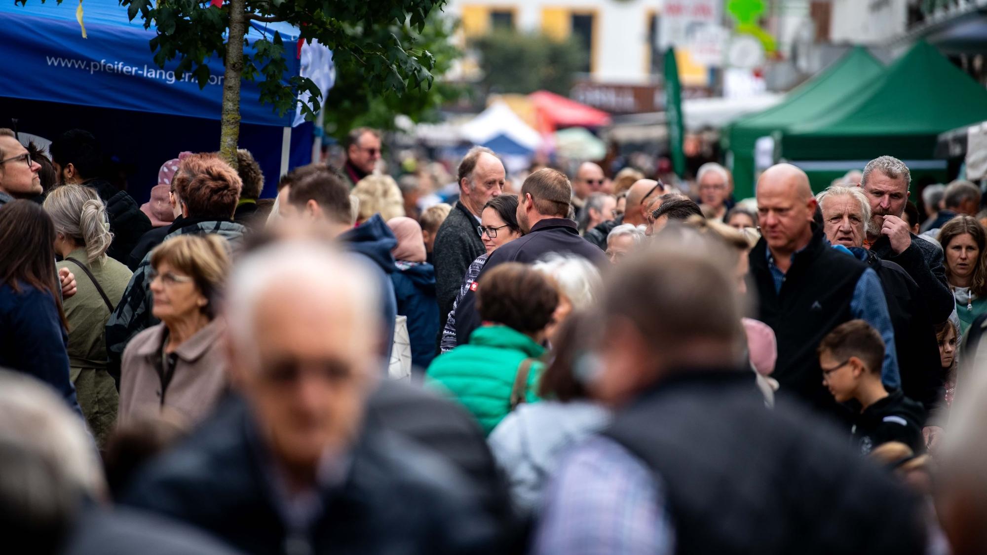 Zahlreiche Besucher gehen beim Knollenfest durch die Innenstadt von Euskirchen.
