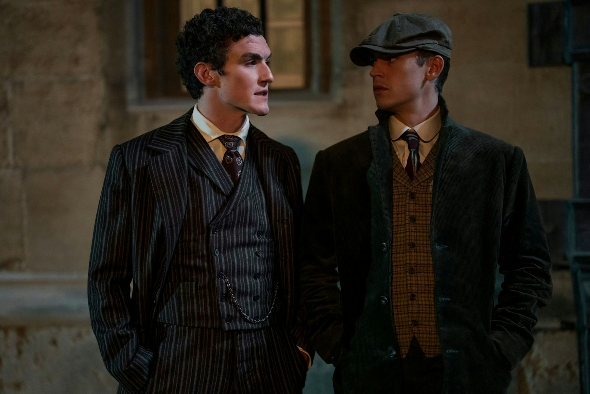 Die Serie „Young Sherlock“ mit Hero Fiennes Tiffin (rechts) und Dónal Finn ist ab dem 4. März auf Amazon Prime zu sehen. (Bild: Amazon Content Services LLC)