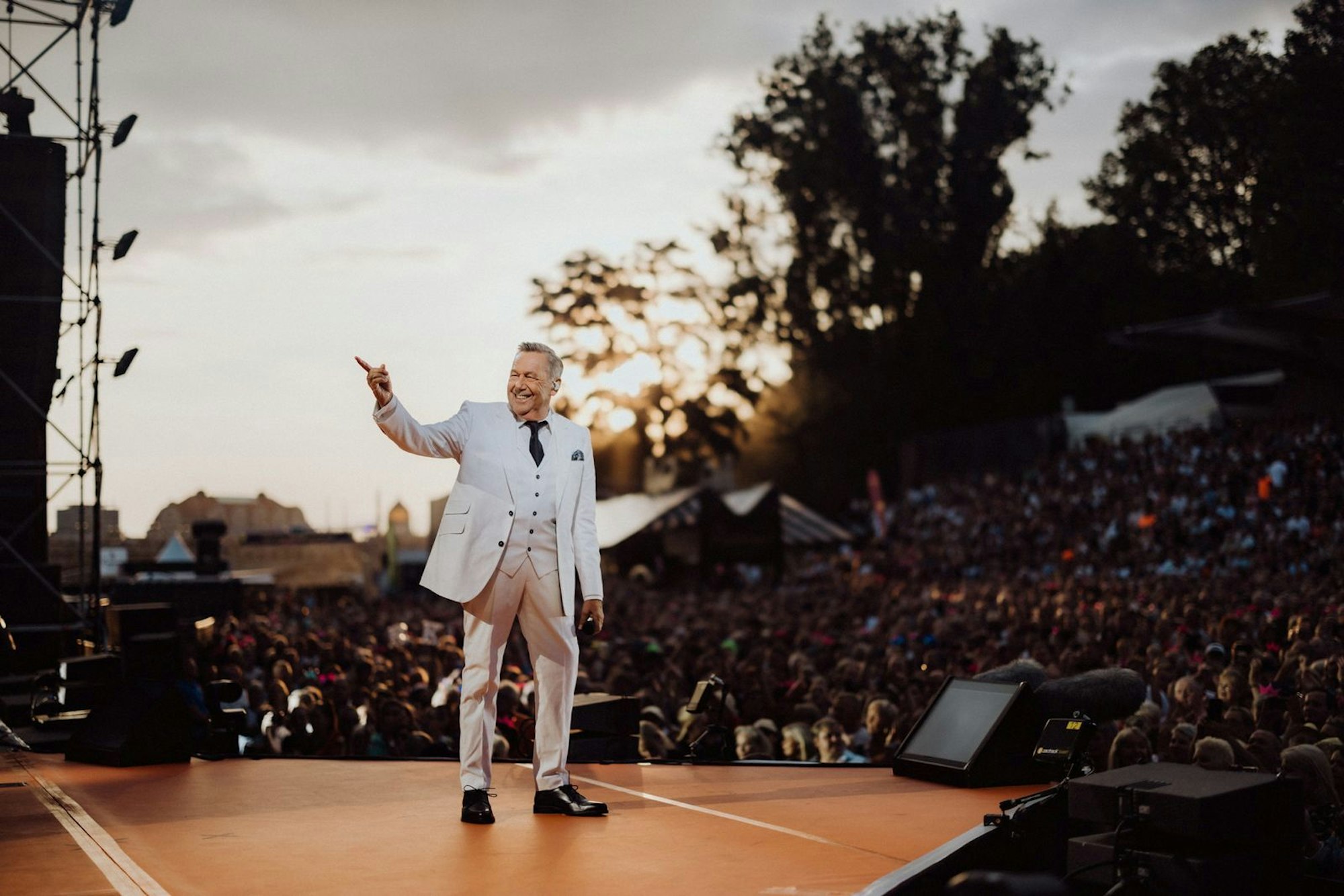 Open-Air-Konzerte verbreiten eine ganz besondere Stimmung. Das sieht man auch bei den Aufnahmen von Roland Kaisers zahlreichen Konzerten. (Bild: Frank Embacher/Sky/2025 Roland Kaiser/Semmel Concerts/Ariola/Sony Music )