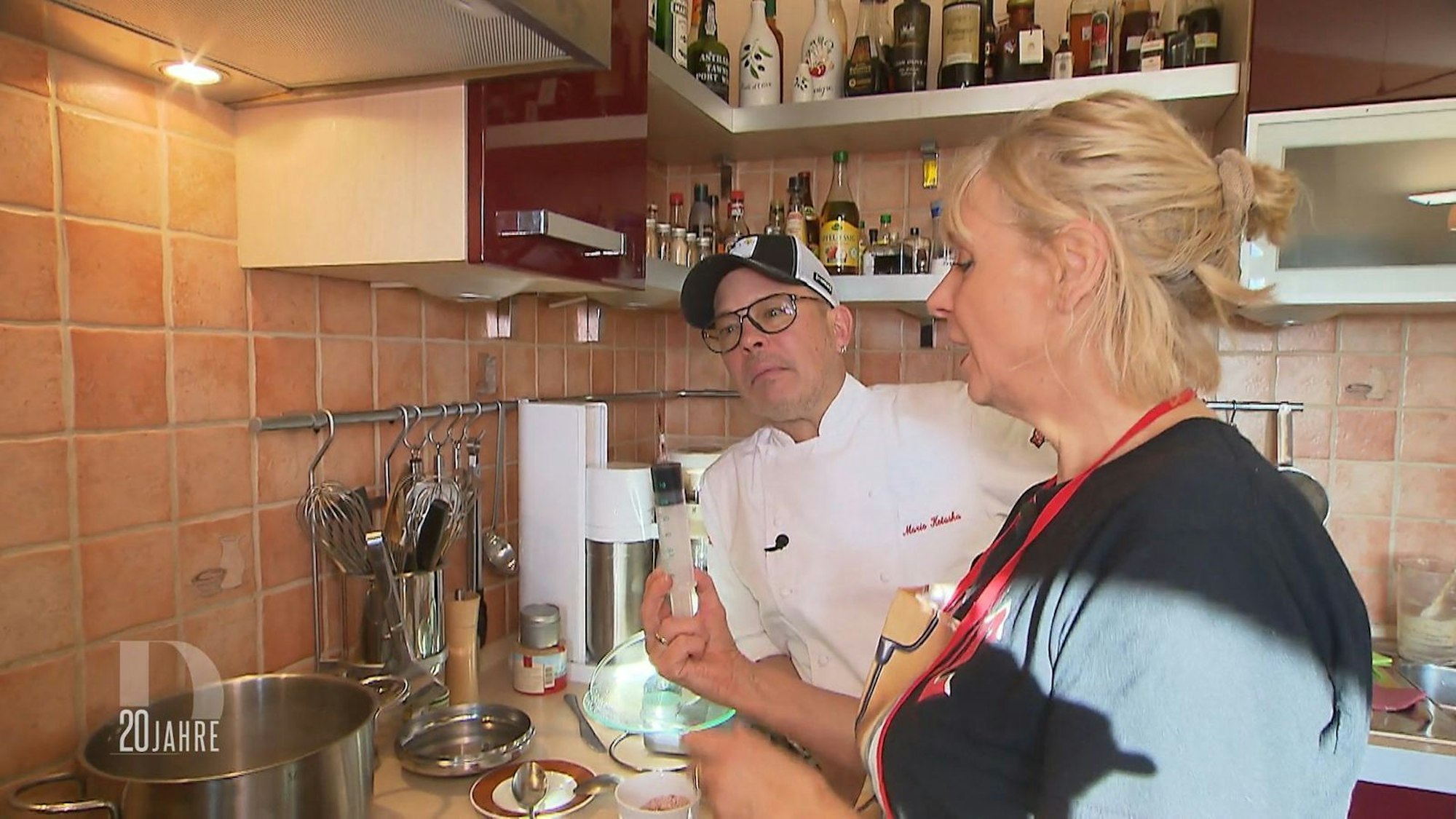Chirurgin Gunni arbeitet auch in der Küche gerne mit Spritzen. Zum Leidwesen von Mario Kotaska.
(Bild: RTL)