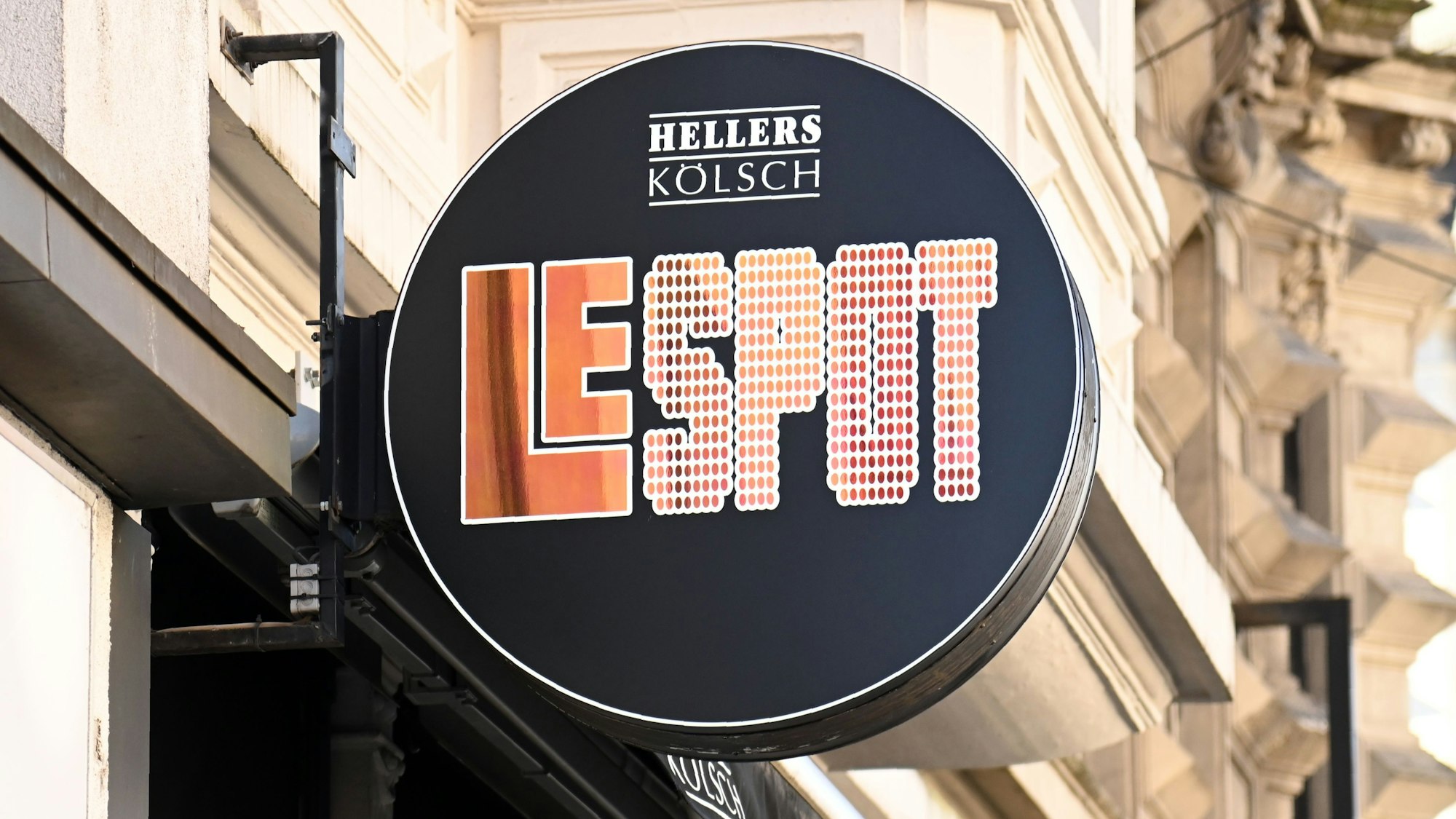 Auf der Aachener Straße hängt schon das Schild an der alten Tausend Bar: Hier eröffnet bald unter dem Namen Le Spot eine neue Bar.