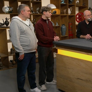 Der Kölner Polizist Uwe Epe (v.l.) mit seinem Sohn Max, Moderator Horst Lichter und Expertin Wendela Horz bei „Bares für Rares“.