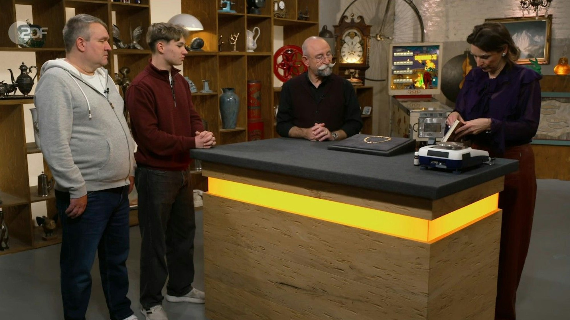 Der Kölner Polizist Uwe Epe (v.l.) mit seinem Sohn Max, Moderator Horst Lichter und Expertin Wendela Horz bei „Bares für Rares“.