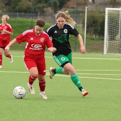 Celine Hilgers kann im Zweikampf ihre Kontrahentin abschütteln und zum Tor ziehen.