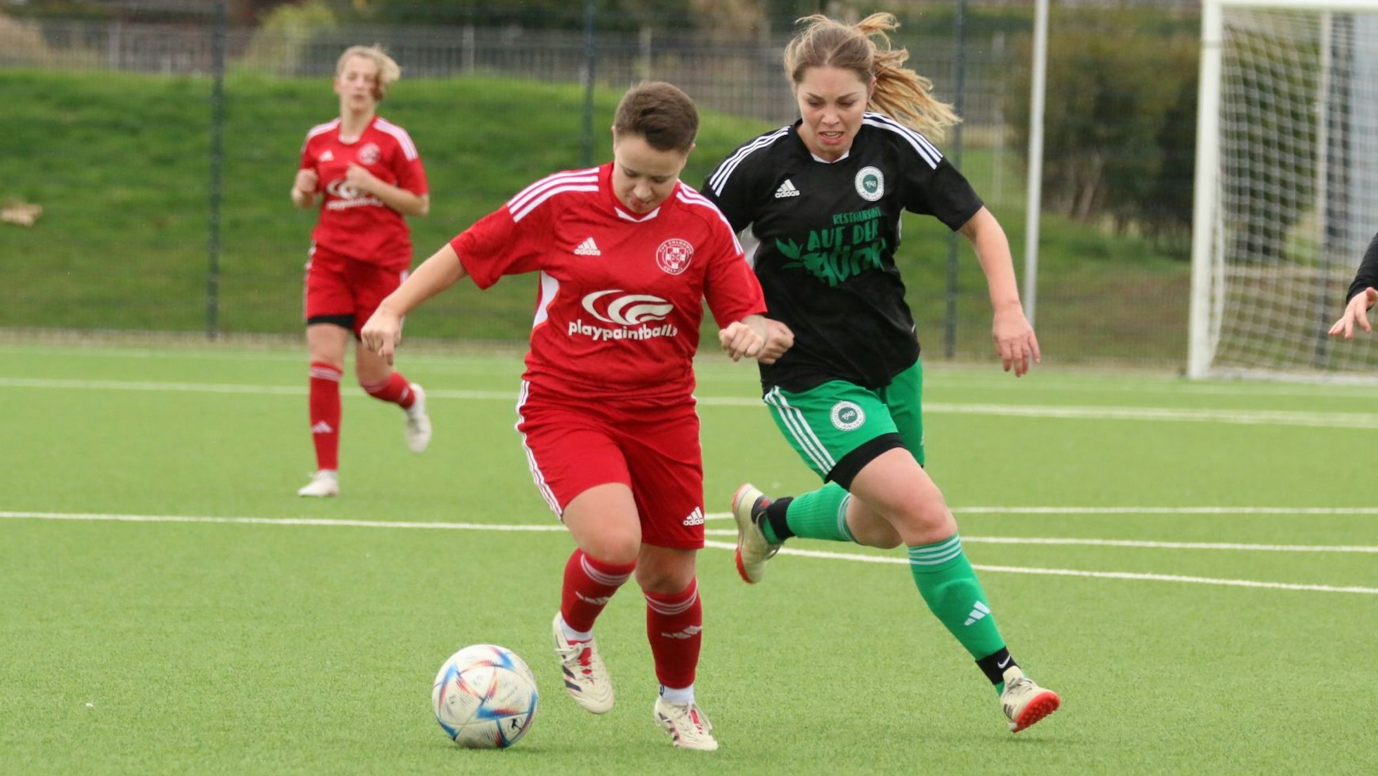 Celine Hilgers kann im Zweikampf ihre Kontrahentin abschütteln und zum Tor ziehen.