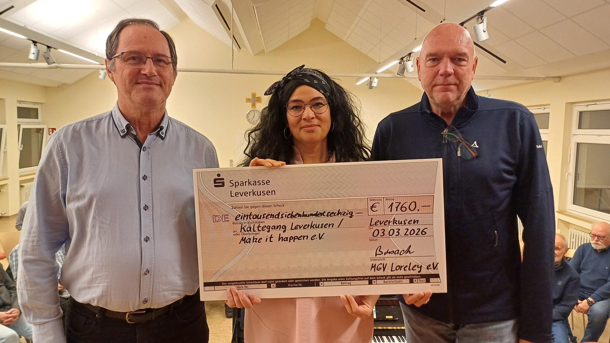 Der erste Vorsitzender Stefan Bonsack (l.) und Geschäftsführer Uli Röse (r.) vom MGV Loreley überreichten Deniz Jähn von Kältegang einen Spenden-Scheck in Höhe von 1760 Euro.