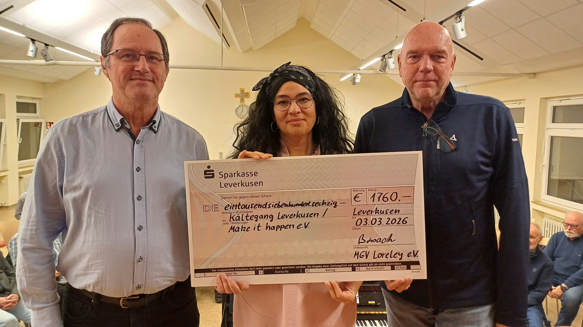 Der erste Vorsitzender Stefan Bonsack (l.) und Geschäftsführer Uli Röse (r.) vom MGV Loreley überreichten Deniz Jähn von Kältegang einen Spenden-Scheck in Höhe von 1760 Euro.