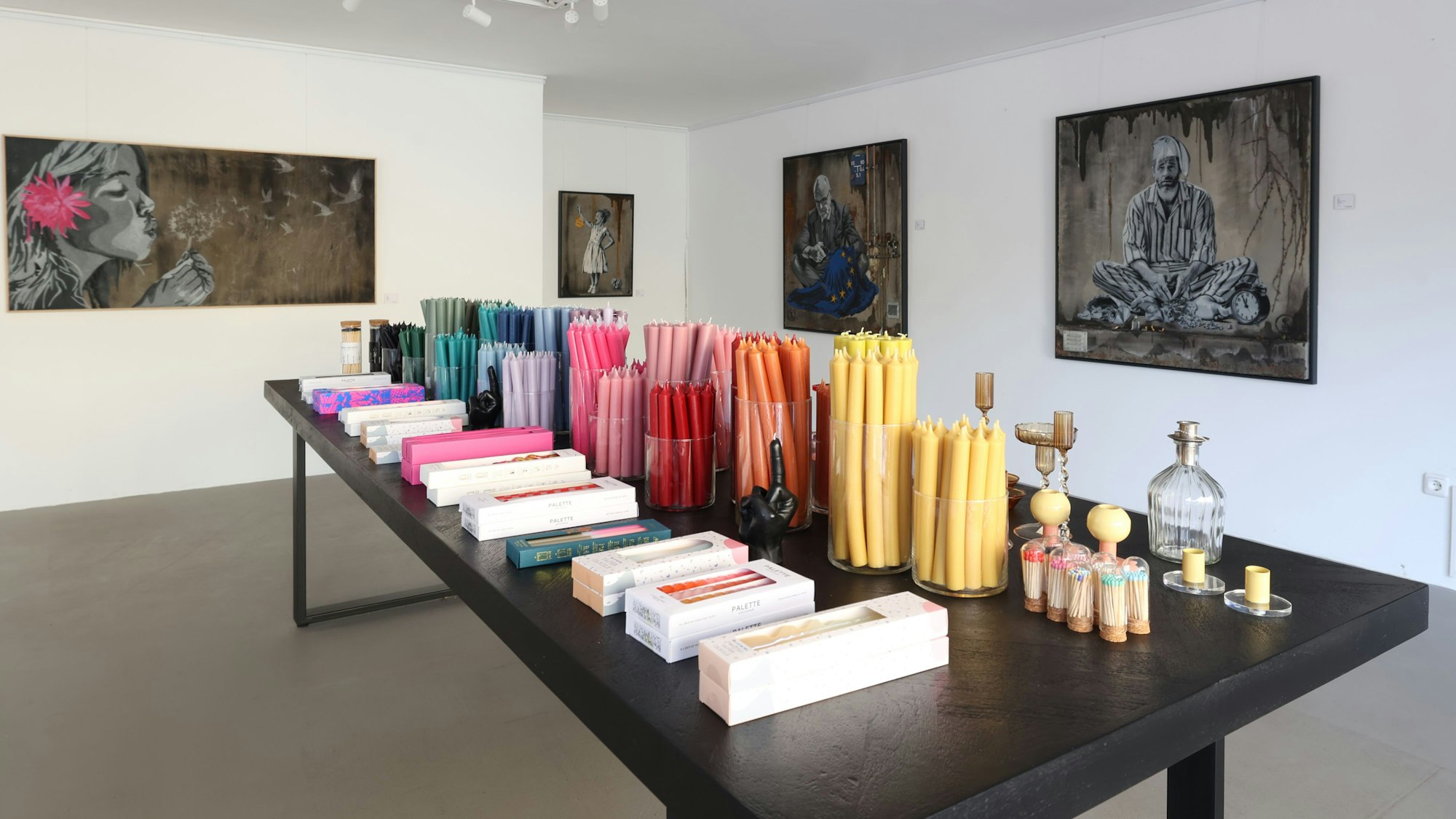 Kunst an den Wänden, Produkte auf den Tischen im Café lebens.art. (Archivbild)