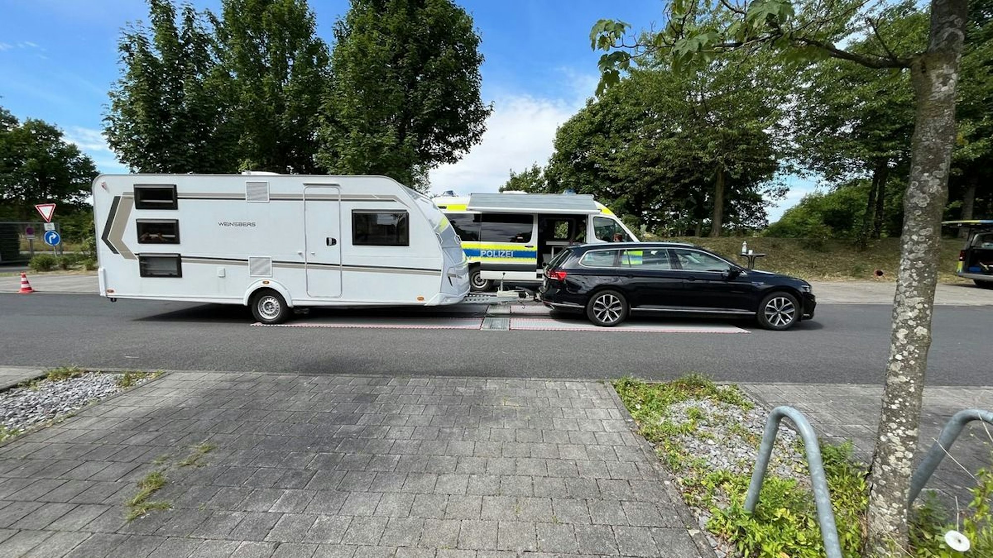 Die Polizei Mettmann wiegt Wohnmobile und Wohnwagen.