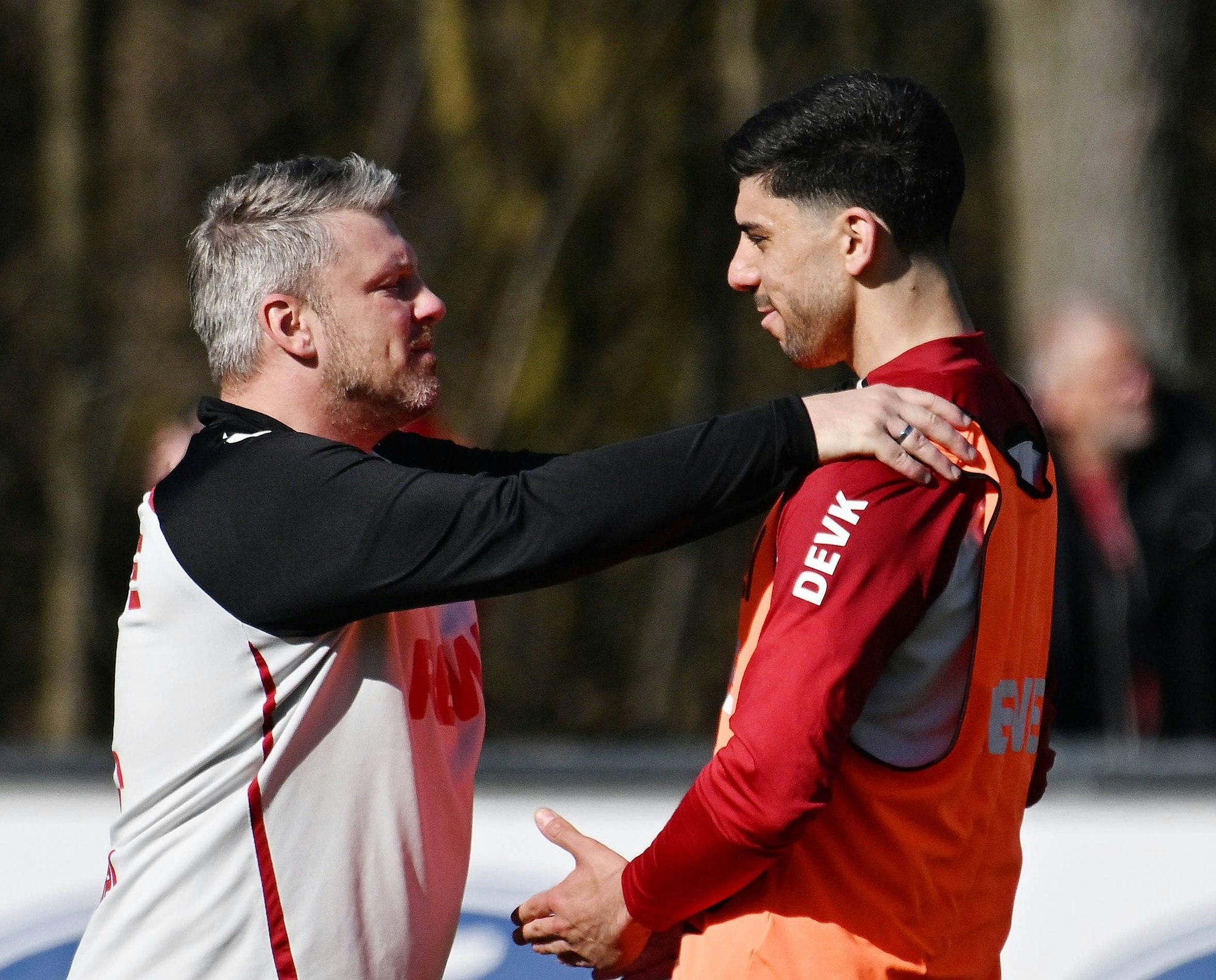 Cenk Özkacar auf dem Trainingsplatz mit FC-Trainer Lukas Kwasniok