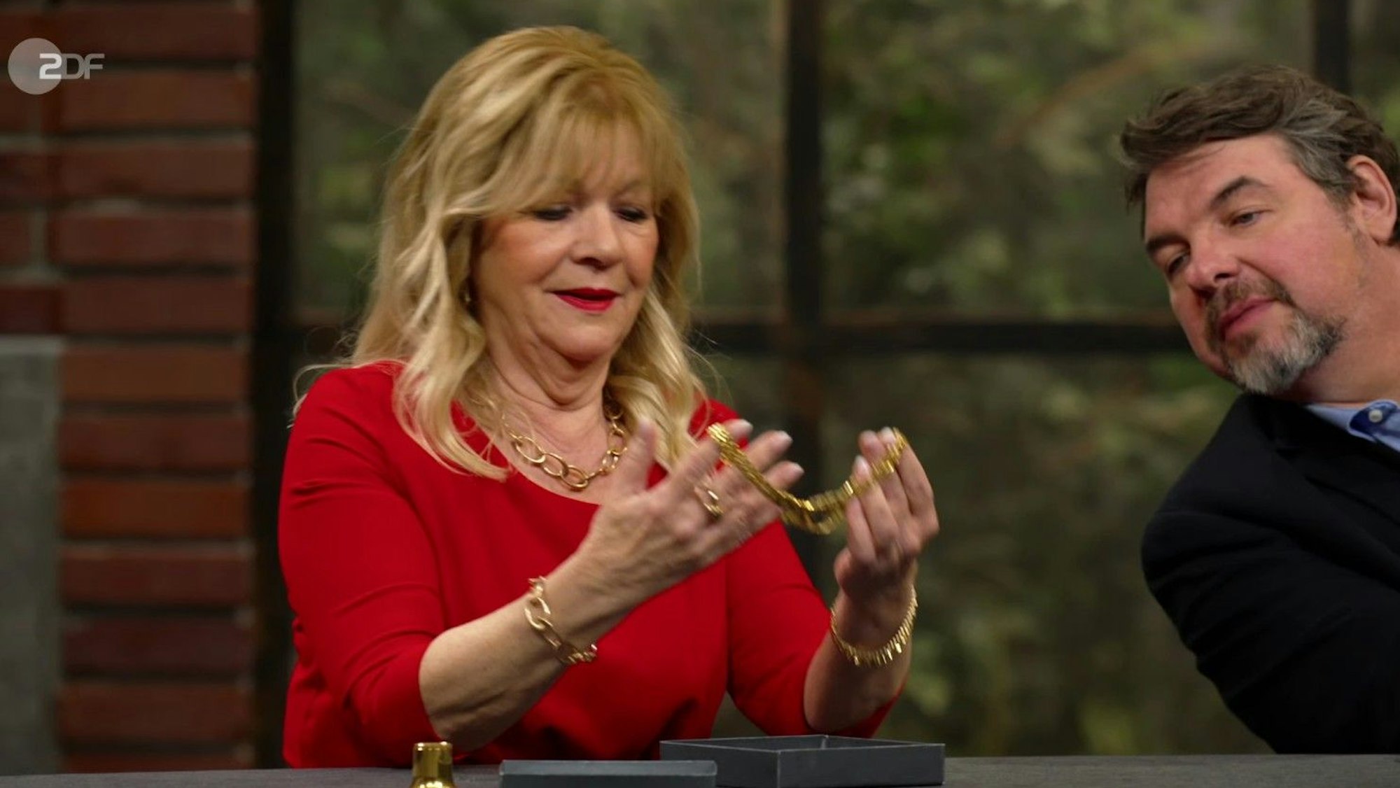 „Bares für Rares“-Händlerin Elke Velten-Tönnies mit dem wertvollen Schmuck in der Hand – auch Daniel Meyer zeigt sich interessiert.