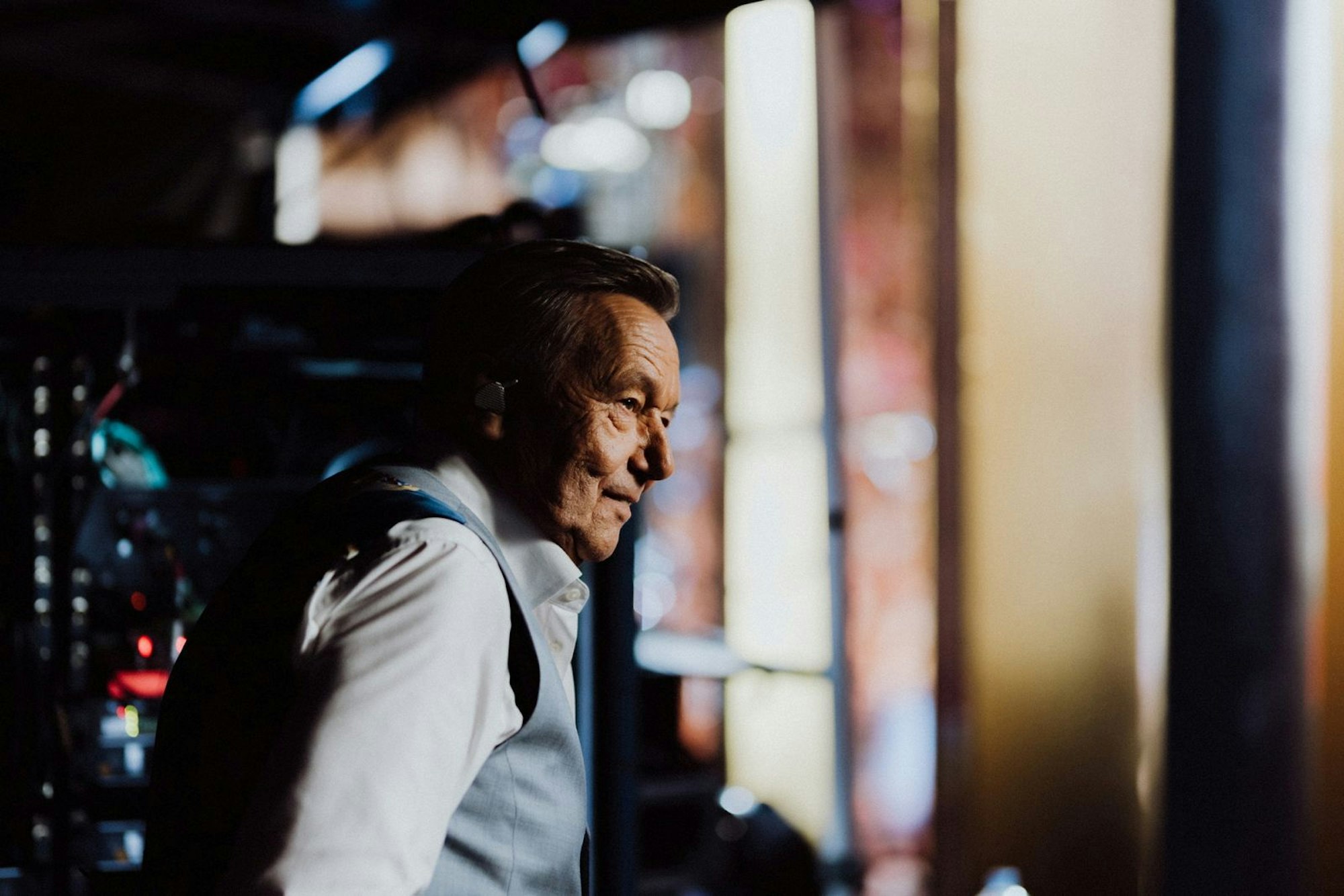 Der Kinofilm über Roland Kaiser führt auch hinter die Bühne und begleitet den Sänger in ruhigen, nachdenklichen Momenten vor und nach den Konzerten. (Bild: Frank Embacher/Sky/2025 Roland Kaiser/Semmel Concerts/Ariola/Sony Music )