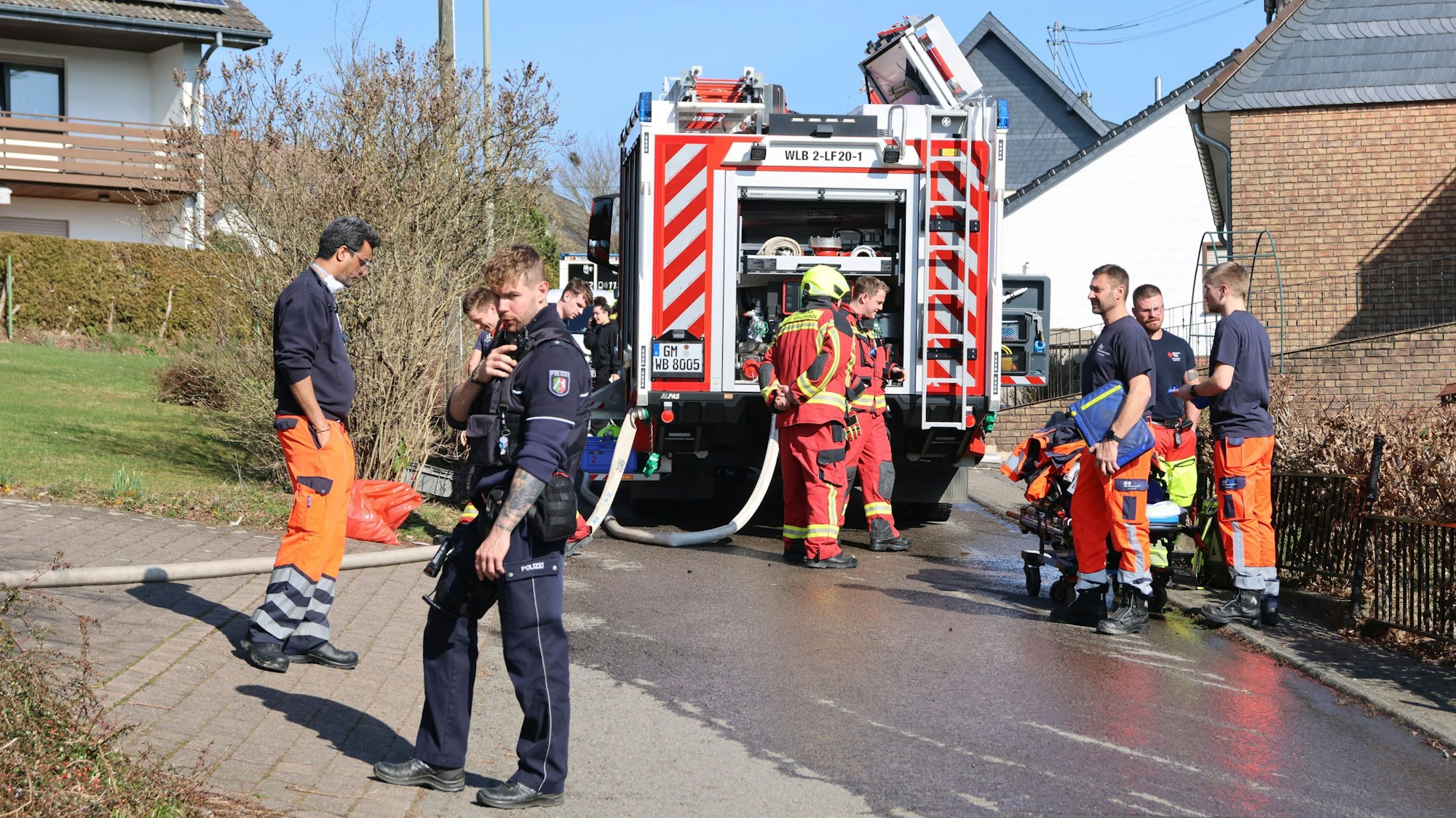 Mehrere Feuerwehrleute stehen an einem Einsatzort.