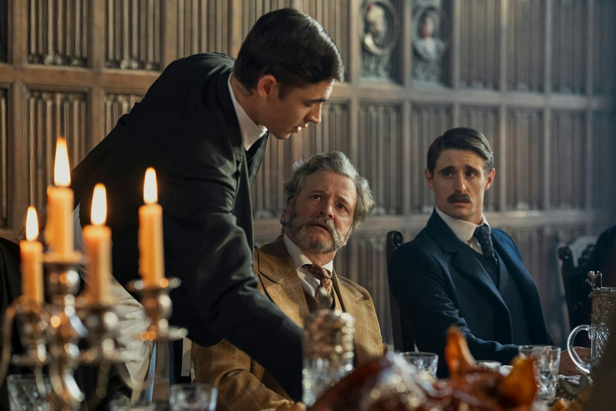 In „Young Sherlock“ führt Hero Fiennes Tiffin eine illustre Besetzung an, darunter auch Oscar-Preisträger Colin Firth (Mitte). (Bild: Amazon Content Services LLC)