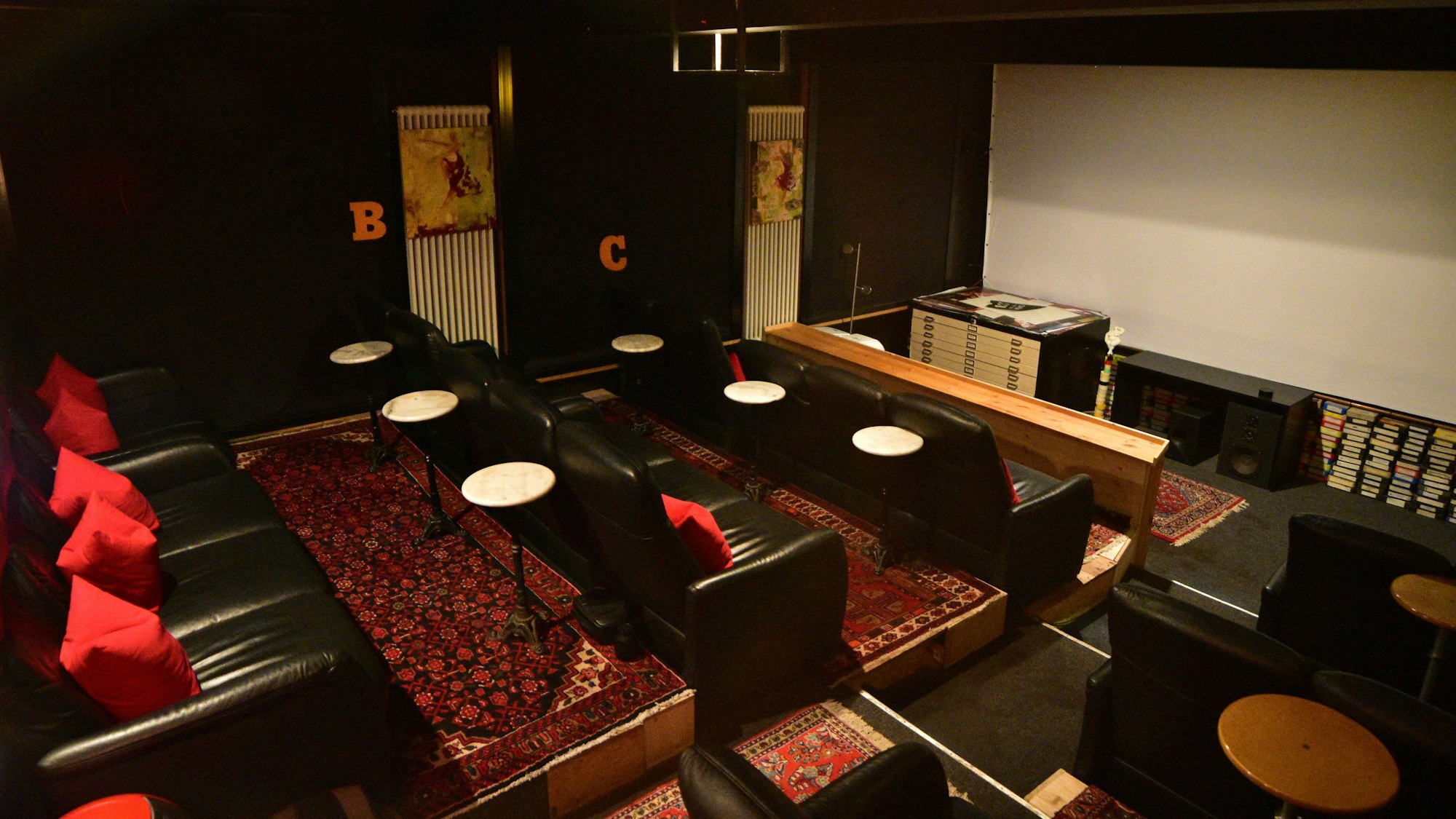 Der kleine Kinosaal des Studiokinos in Sankt Augustin: Nach dem Tod des bisherigen Betreibers Ulrich Henke wird es nun weitergehen.