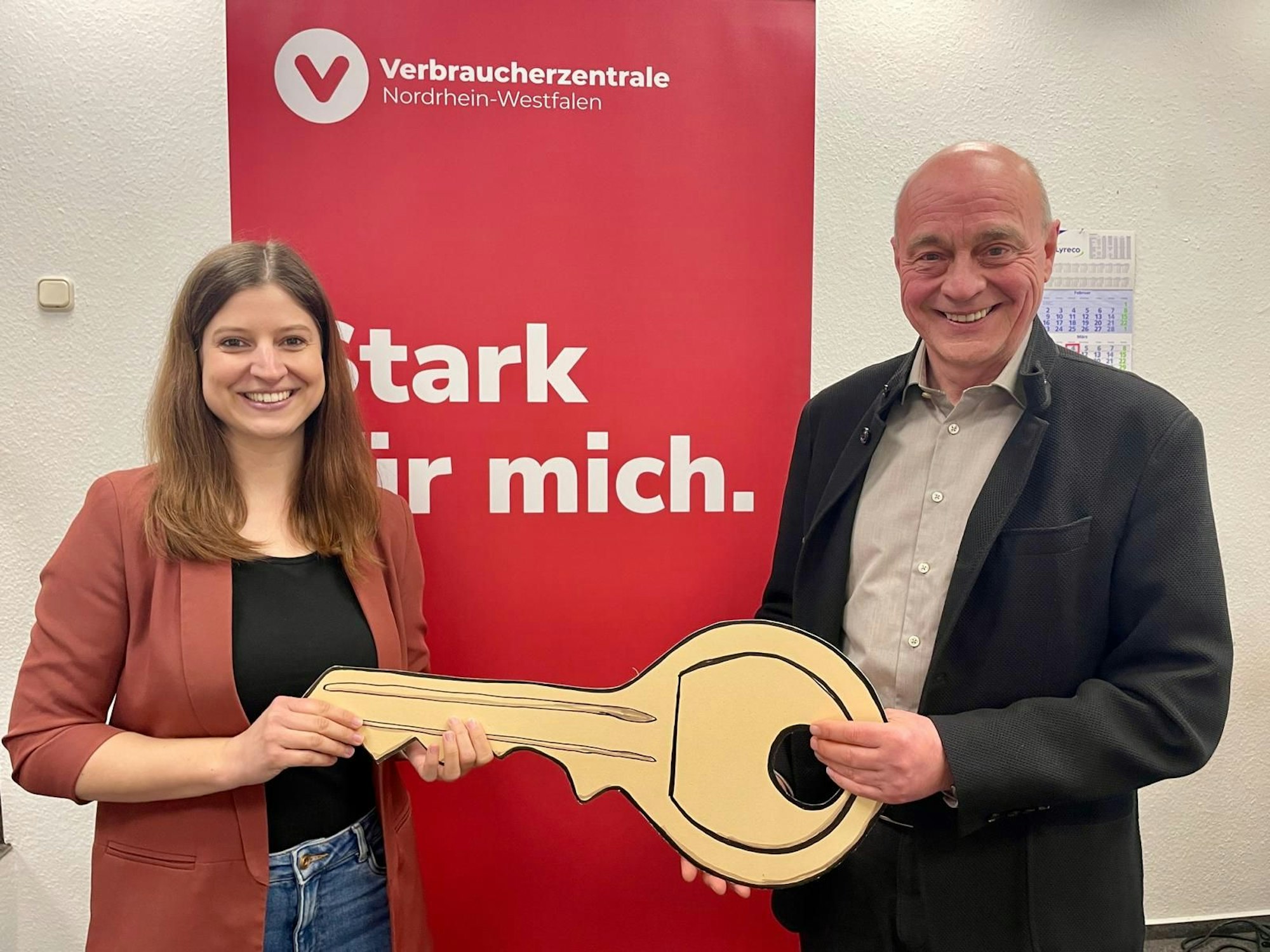 Bernhard Pilch übergibt den symbolischen Schlüssel an die neue Leiterin der Verbraucherzentrale Doreen Adam.