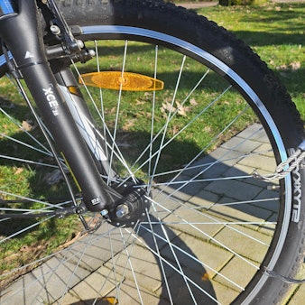 Zu sehen sind durchtrennte Drahtseile, an deren Enden eigentlich Werkzeuge sein müssten.