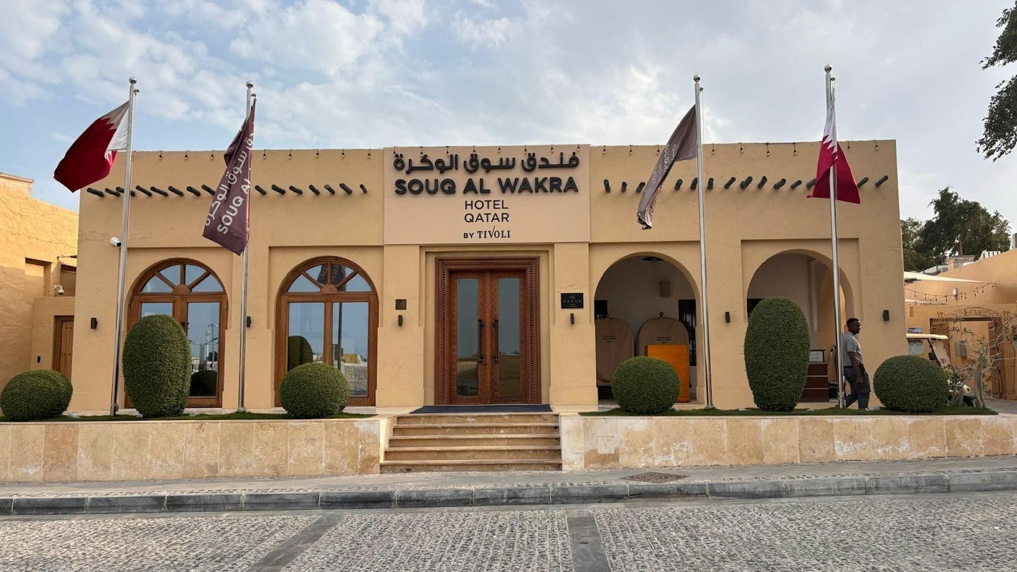 Hunderte gestrandete Touristen sitzen in Doha und Umgebung in Hotels fest. Das Kölner Ehepaar wartet im Souq Al Wakra auf die Rückreise nach Deutschland. Bei der WM 2022 war hier die englische Nationalmannschaft zu Gast.